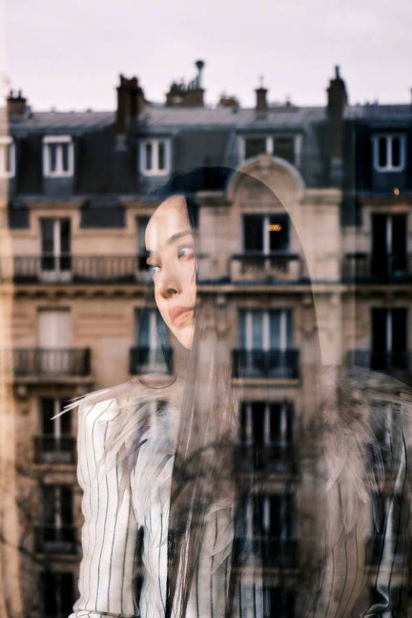 蔡依林眼神迷离,氛围感独特。