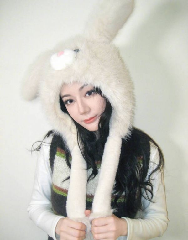 迪丽热巴的五官精致，美貌养眼。