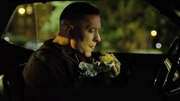 他运筹帷幄，挑起两大帮派的火拼！