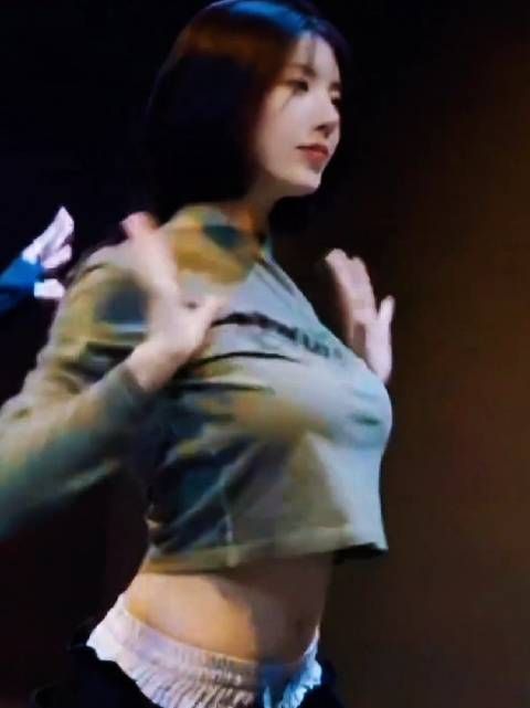 权恩妃排练室热舞展女团风采