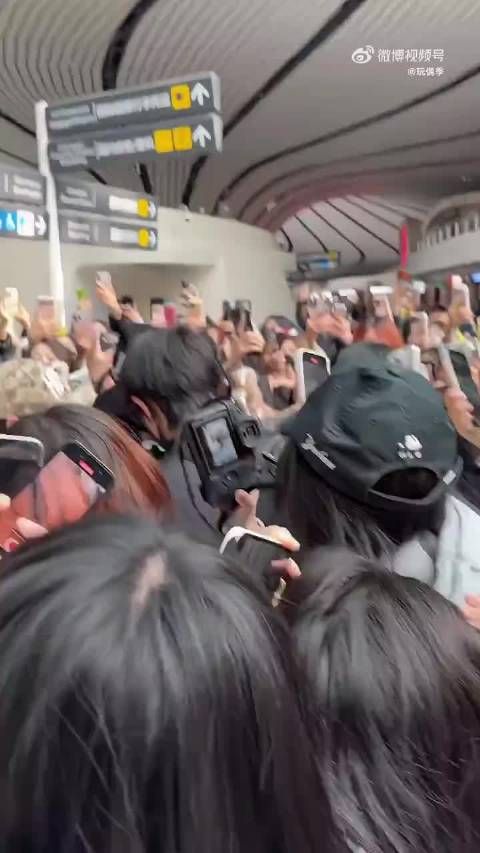 张峻豪机场遭围堵裤子拉链被拉开