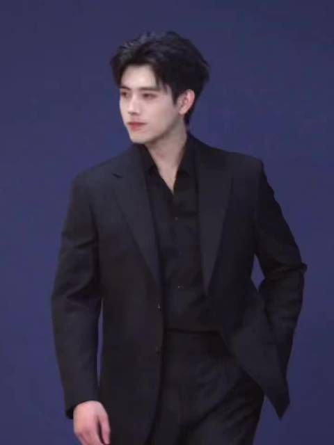 陈飞宇金发西装造型惊艳，演技颜值双在线