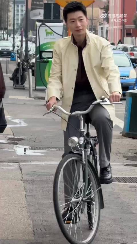 为了拍摄骑车所以全程露牙笑谁懂这有多萌 说完话立刻切回微笑hhhh