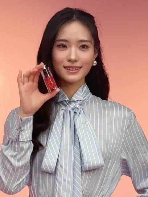 小S女儿Lily温柔大方获赞小林志玲