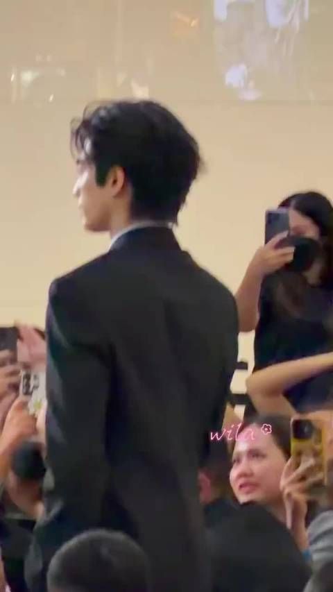 宋威龙蓝黑西装造型利落矜贵,背头浓颜展男模表现力