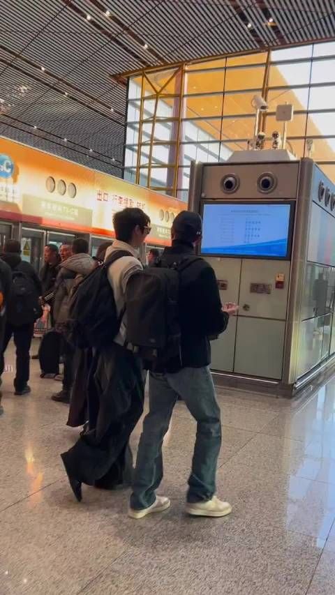 偶遇张智霖袁咏仪一家三口，魔童腿长抢镜，父子俩一路热聊不停