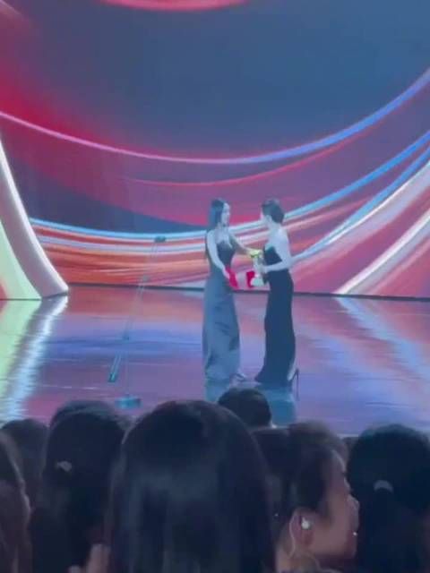 获得总台视后的两位，领奖的时候一起拥抱庆祝