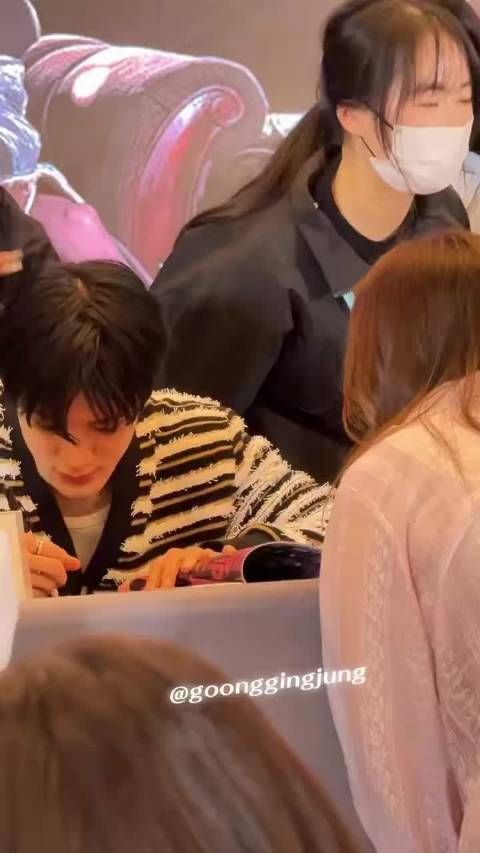 诺剧透小分队编舞动作,拍脸颊暗示stronger结尾