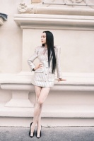 蔡依林羽毛领造型释出！尽显清冷慵懒风情