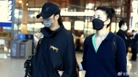 谢霆锋王菲机场被围观，有说有笑关系亲密，男方看王菲满眼宠溺