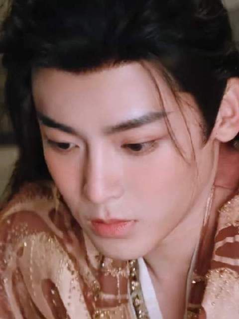 就算是喝醉了，纪伯宰也不忘给明意带她最喜欢吃的葱油饼