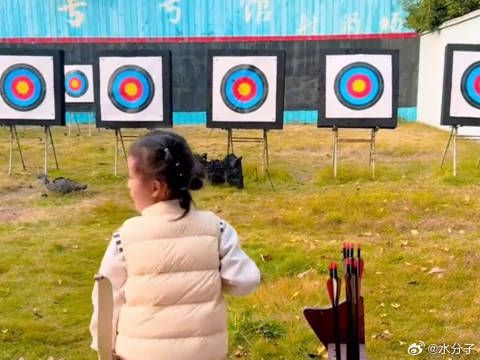 小朋友射箭，箭头画出诡异弧线，最后正中靶心