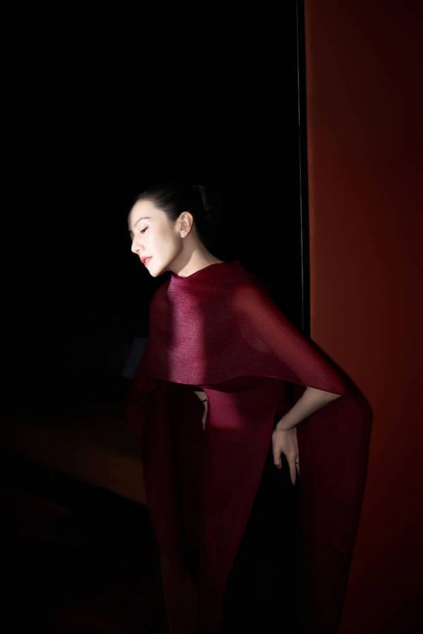 高圆圆的皮肤白皙，保养有方。