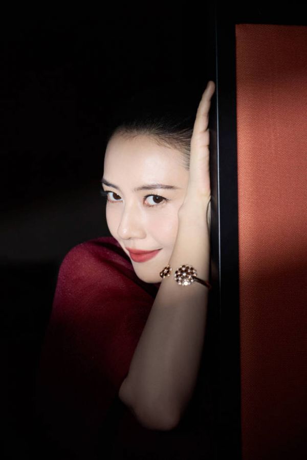 高圆圆笑容明媚，红唇吸睛。