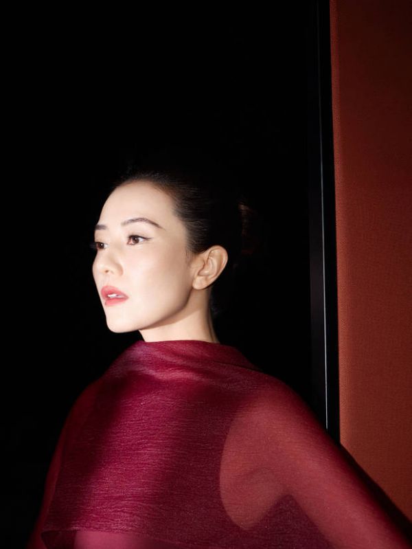 高圆圆侧颜精致，状态在线。