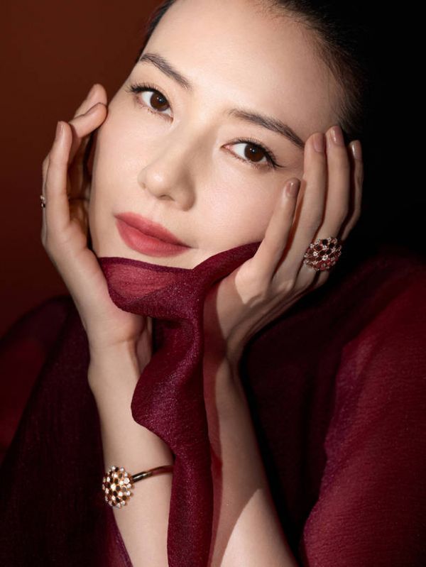 高圆圆双手捧脸，美貌养眼。