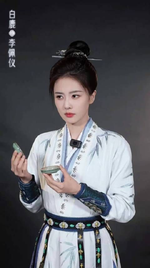 白鹿王星越片场花絮曝光,双强互动萌趣十足