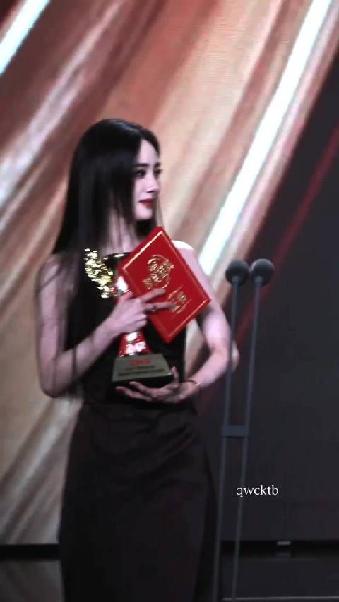 杨幂孙俪同获总台年度女演员，13年后再摘主流视后