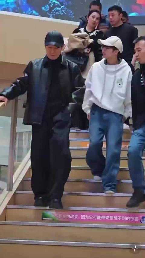 网友在阿里偶遇张艺谋和周深,这是要合作吗