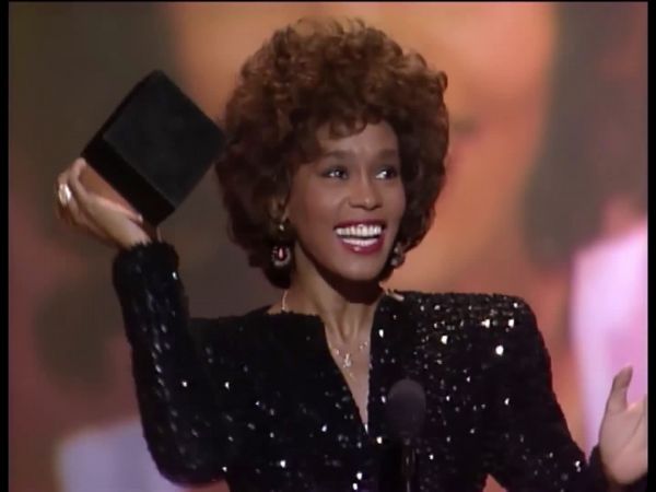 37年前(1989.1.30)在16届AMA全美音乐奖获得Favorite