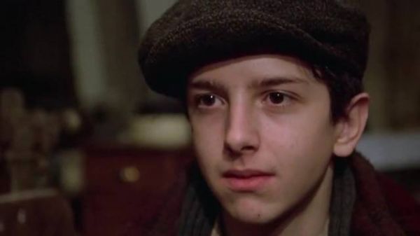 《美国往事》少年Noodles偷看Deborah跳舞以《雅歌》诉爱