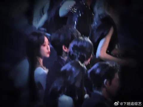 没见过的小掉落两个人不停地在说小话,恣意还让云瑞坐过来一点点