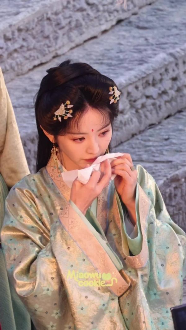 田曦薇嫁金钗魏娆哭戏上演甄嬛同款擦泪