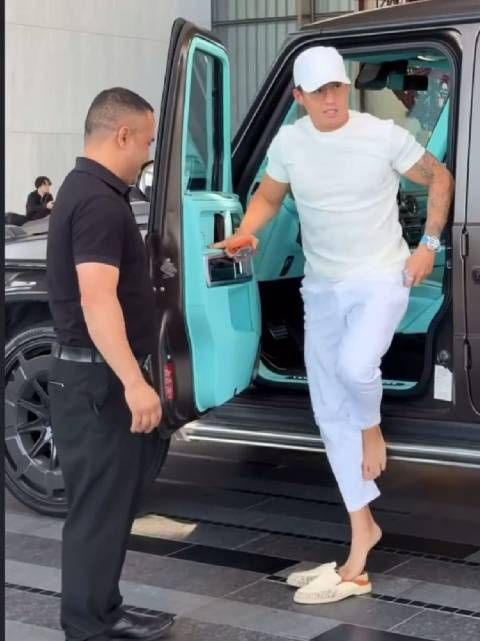 下车换个鞋,火了,拍成系列,成了“换鞋哥”,好魔幻的世界