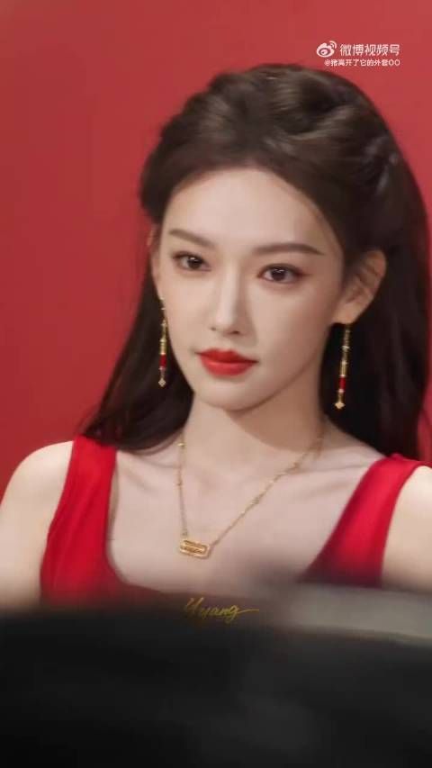 程潇高贵明艳富贵花,程潇红裙好明媚,一整个有被这个潇潇明媚到了呀