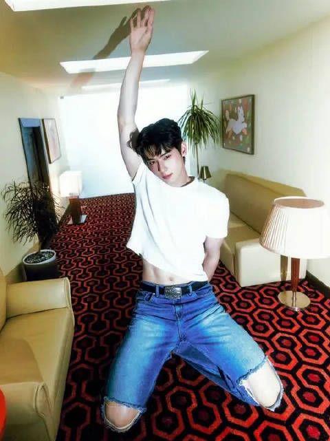 车银优新造型曝光,温柔唇致命眼神引热议