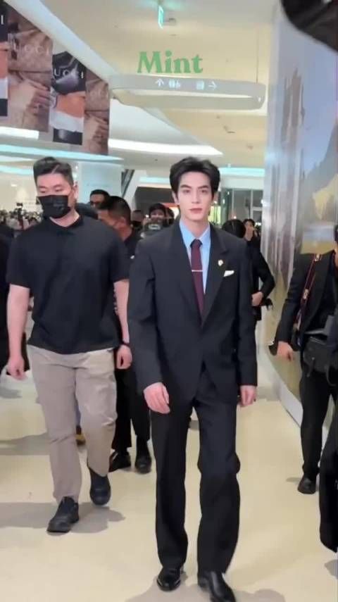 宋威龙现身曼谷 古驰新店开幕惊艳亮相