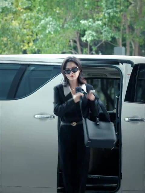 辛芷蕾《女神蒙上眼》身材引热议，唐律师造型获赞