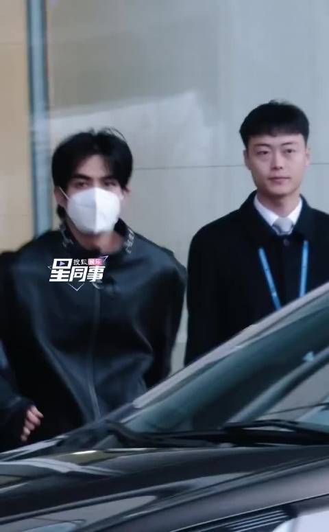 宋威龙皮衣造型抵达北京