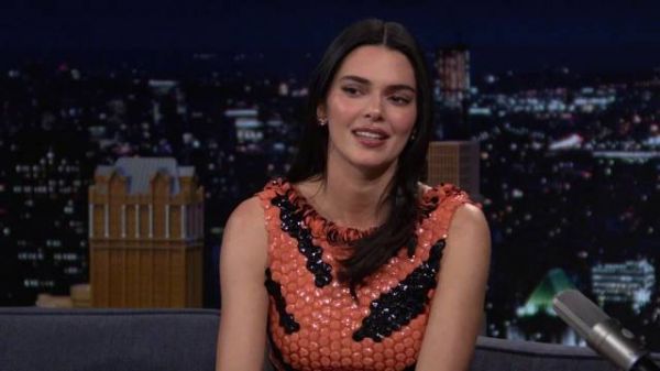 美国目前的头号体育巨星布莱迪,似乎和肯达尔·詹娜一起来,两人相差18岁