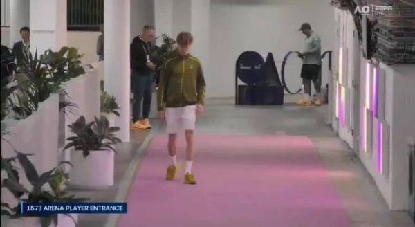 场外的辛纳在闲散的散步,并关注着这场比赛