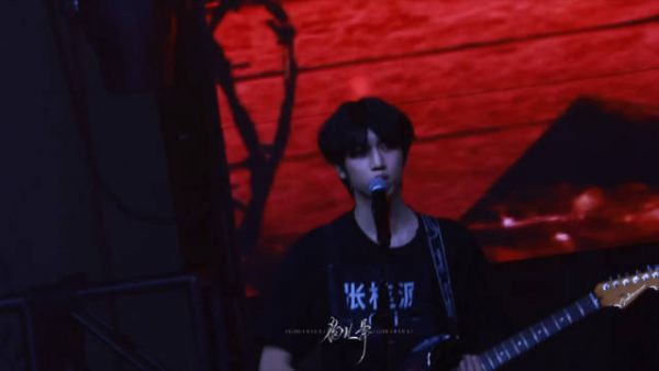 张桂源电吉他彩排曝光，荣耀之战蓄势待发