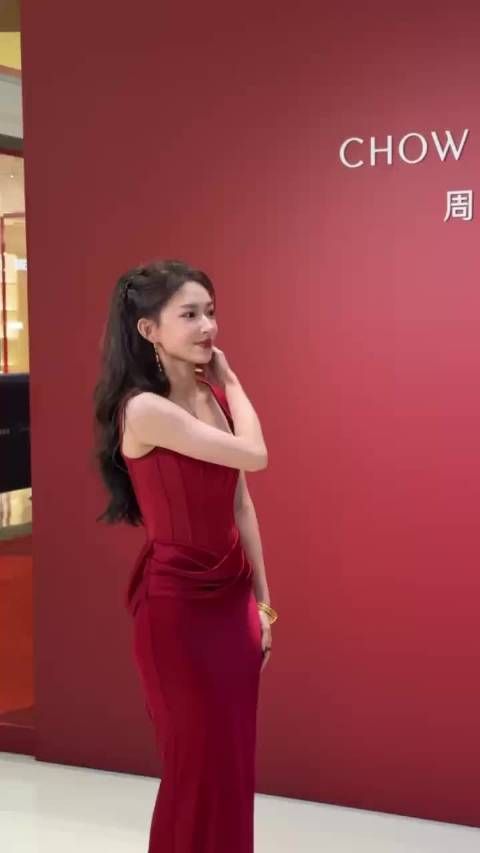 程潇真的太适合红色了，好大气好有气质