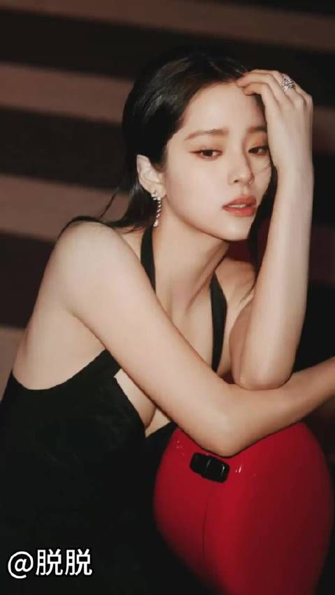 欧阳娜娜谈代沟称老歌正常,网友赞其优秀美丽