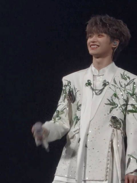 梓渝演唱会回应粉丝期待，提及茉莉奶白造型