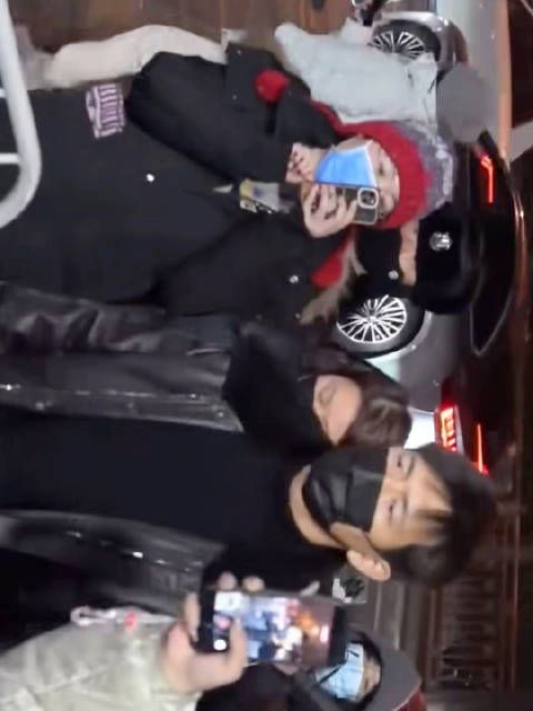 李现现身央视春晚彩排,all black造型酷帅引欢呼