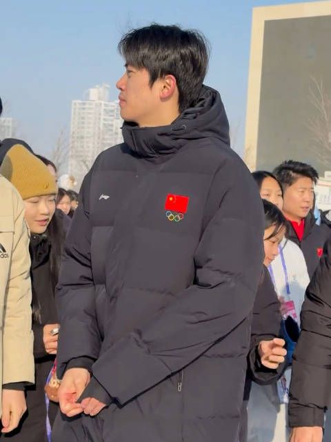 拉好拉链 兔爪缩进袖子 兔保暖 cr.Onnnnnn9