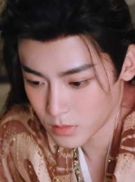 就算是喝醉了，纪伯宰也不忘给明意带她最喜欢吃的葱油饼