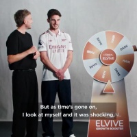 赖斯埃泽与恩瓦内里接受发型挑战，时尚对决引关注