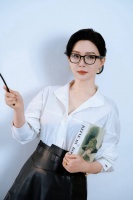 陈数戴黑框眼镜知性大气 白衬衣黑皮裙变身麻辣女教师