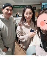 张家辉夫妇米兰穿情侣装出游，61岁关咏荷状态年轻