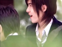 曾经的花美男啊喂！ 虽然好在看发型怪怪的，但是这张脸绝啊