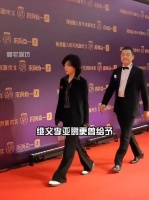 李亚鹏两女儿境遇迥异，王菲女儿受宠高原女儿陷阴影