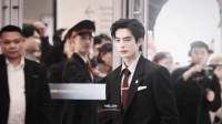 宋威龙曼谷亮相蓝黑西装引粉丝狂热