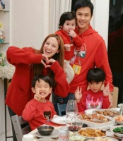 TVB视帝妻子拍内衣广告，摆性感姿势，成香港最赚钱博主