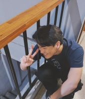 33岁人气男星不幸患肺腺癌末期，已全面停工，深夜发文疑作告别